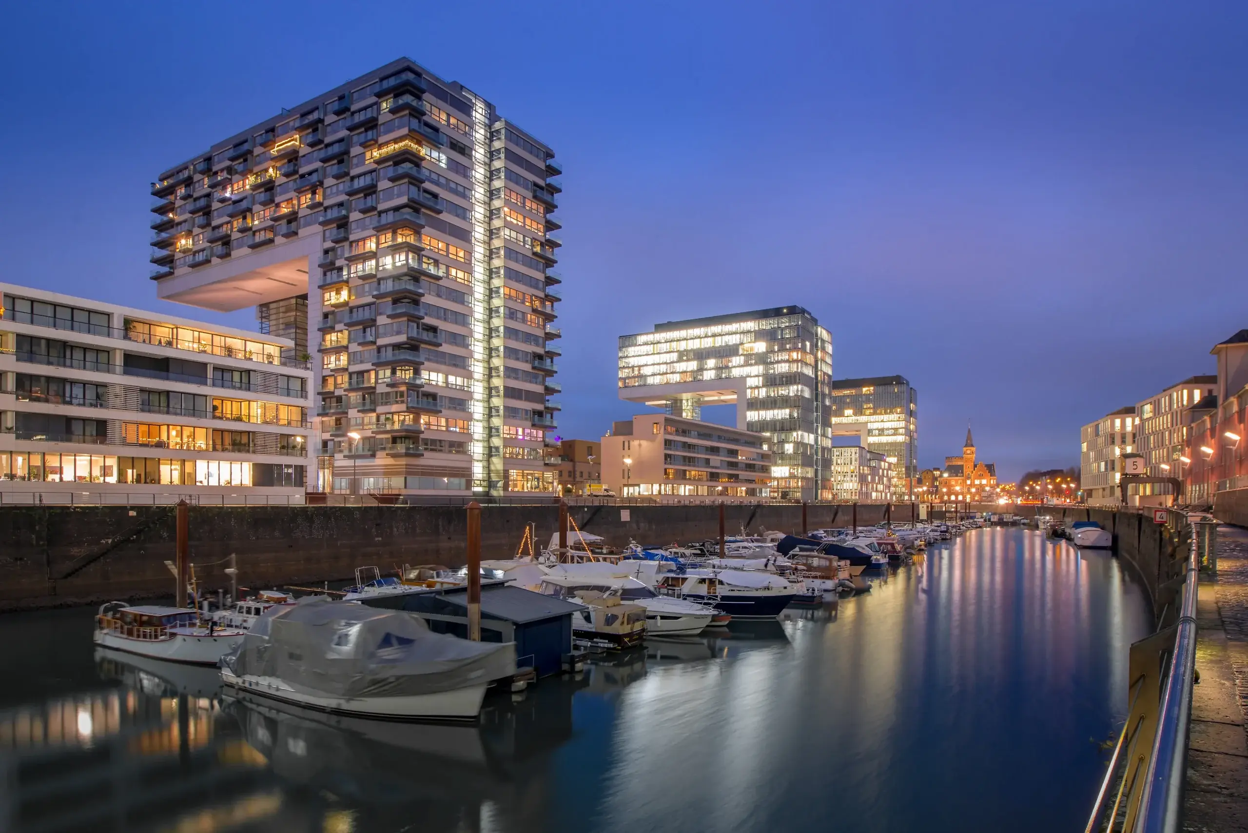 Rheinauhafen Köln in der Abenddämmerung
